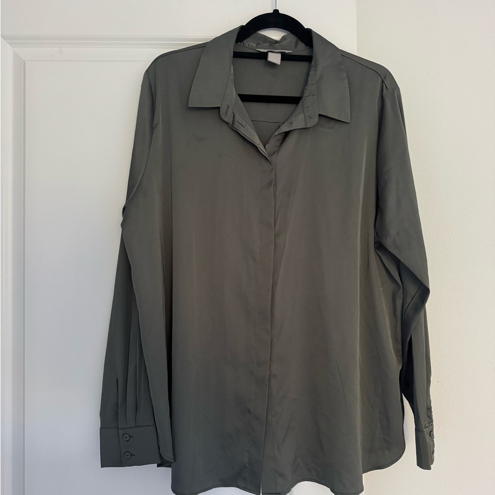 H&M women’s satin long sleeve button down shirt blouse top size XL